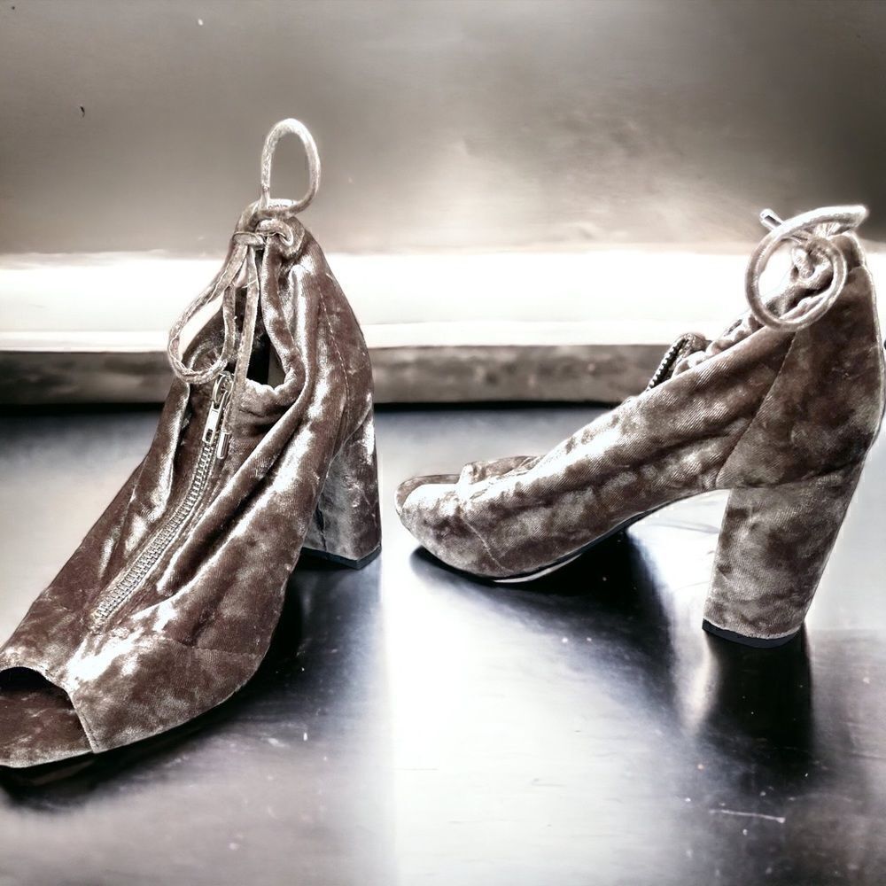REPORT l Velvet l Zip-up lβBlock Heel l Peep-toe l Size 7 lβNWOT